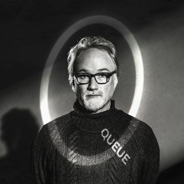 “I said, ‘Why don’t you write a screenplay about Herman Mankiewicz and Orson Welles?’” — Queue Cover Star David Fincher on bringing his late father Jack Fincher’s screenplay to life in @mank in conversation with @nevpierce. Hit the link in bio to dive deep into the filmmaking process behind Mank. 

📷: @michaelavedon